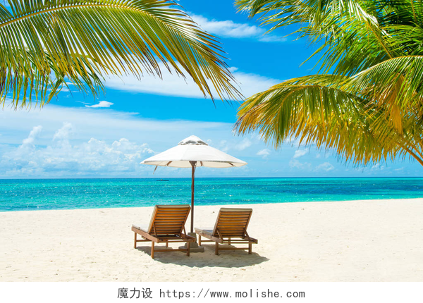 印度洋马尔代夫岛海滩美丽的海滨沙滩日光浴浴床与撑着雨伞，印度洋马尔代夫岛